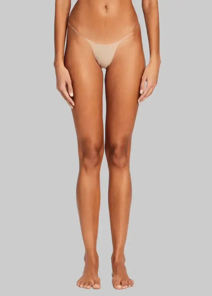 String invisible SKINGYS nude adhésif sans couture – lingerie invisible confortable portée sur modèle en vue avant.