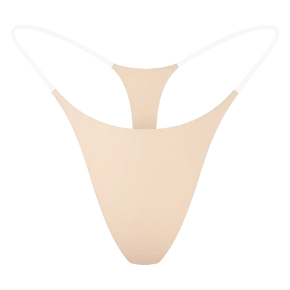 String invisible SKINGYS nude adhésif sans couture sur fond transparent – lingerie invisible confortable pour femmes.